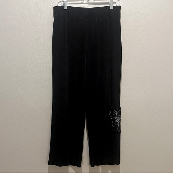 2/$35 Chico’s Travelers Slinky Black Wide-Leg Pants White Floral Detail 2 L 12 - Picture 1 of 5